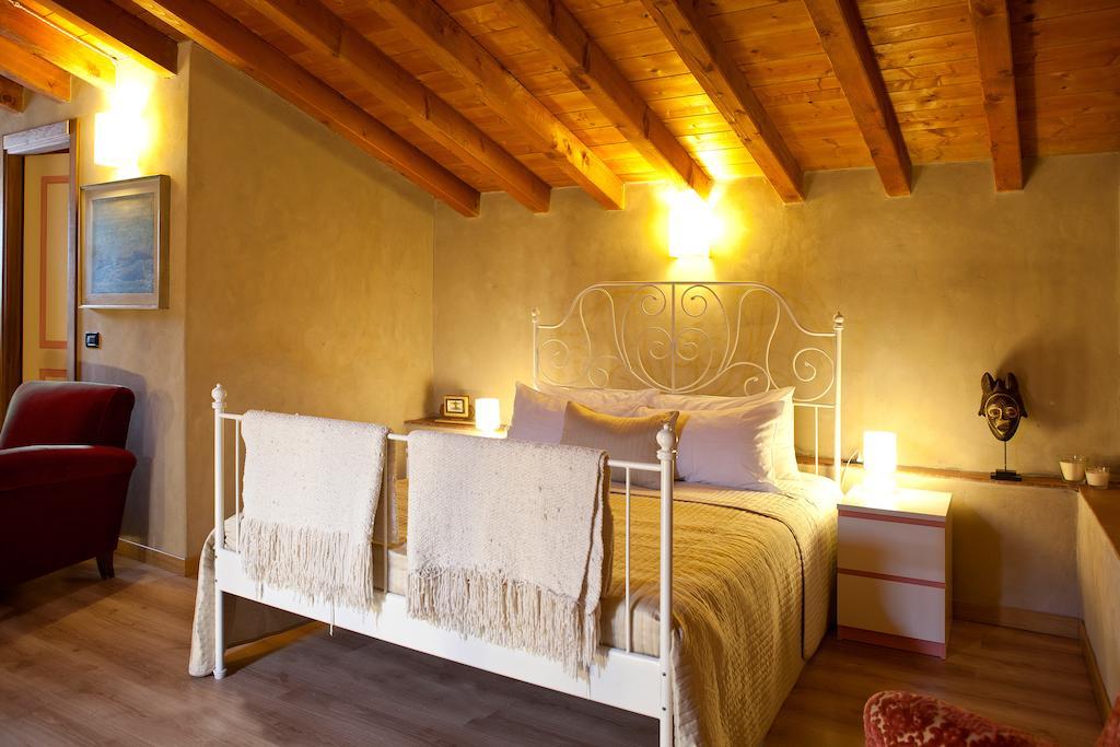 Castello Oldofredi Aparthotel Monte Isola Szoba fotó